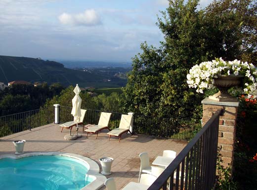 Terrasse mit Pool und Blick in den Piemonte